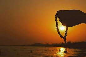 Dzikir pagi dan petang salah satunya berbunyi bissmillahilladzi layadhurru ma'asmihi syaaunfilardhi wa fiisamaai wa huwassamii'ul'aliim, dan secara lengkap dibahas dalam artikel ini. Bacaan Dzikir Petang Berdasarkan Sunnah Beserta Manfaatnya