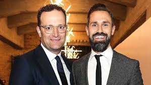 Sie bekommt seit kurzem personenschutz. Jens Spahn Chat Protokolle Belegen Dass Spahns Ehemann Daniel Funke Von Maskendeals Wusste Der Spiegel