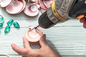 Auf der seite findet man außerdem noch einige weitere vorschläge für das basteln 47. Deko Und Diy Blog Kreative Deko Ideen Fur Ein Schones Zuhause Sommerliches Windspiel Aus Muscheln Und Glassteinen Selber Machen White And Vintage