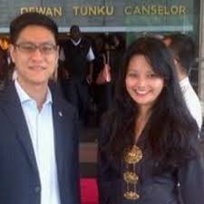 Penang state executive councillor zairil khir johari has tied the knot with fellow dap member dyana sofya mohd daud during a ceremony here. Zairil Dyana Sofya Bertunang Esok
