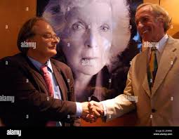 PATRICK COCKBURN IS PRESENTED WITH THE MARTHA GELDHORN AWARD BY JOHN  PILGER.16/6/05 TOM PILSTON Stock Photo