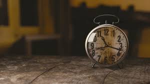 Basta pensare a tutti i bei momenti che ci ha regalato, e che ci regalerà ancora. Cinque Straordinarie Poesie Sul Tempo Che Scorre Cinque Cose Belle