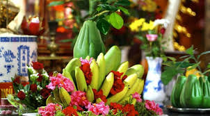 Vào ngày này các gia đình thường chuẩn bị một mâm cơm cúng để dâng lên thần linh và tổ tiên, nhằm cầu mong thần tinh và tổ tiên có thể phù hộ cho gia. VÄn Kháº¥n Mung 1 Va Ngay Ráº±m Chuáº©n Nháº¥t