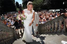 The pack split into three main groups on the stage, with several overall favorites losing key time as a result. In Beeld Veel Volk Voor Huwelijk Van Wout Van Aert En Vrien Herentals Gazet Van Antwerpen Mobile