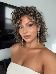 Feeling like summertime 😜✨ #curlyhair #curls #3bcurls #curlygirl #lipcombo  #styleinspo