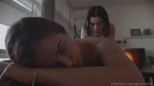 Agnes Nunes ganhou uma massagem da amiga linda e sexy - Patricinhas