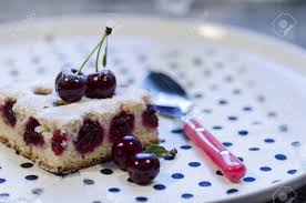 Durch die geringere höhe des kuchens auf dem blech verkürzt sich hier die backzeit auf. Ein Stuck Kirschkuchen Auf Einem Leinentuch Mit Punkten Ein Kuchen Mit Frischen Kirschen Verziert Neben Einem Glas Saft Aus Der Serie Hausgemachter Kirschkuchen Lizenzfreie Fotos Bilder Und Stock Fotografie Image 21432492