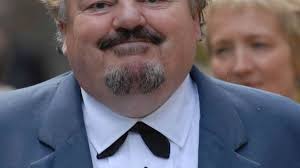 Scots actor Robbie Coltrane to shed eight stone so he can undergo knee op