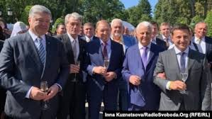 У 1967—1970 — аспірант академії суспільних наук при цк кпрс. Vid Kravchuka Do Zelenskogo Yak Prezidenti Ukrayini Vtrachali Doviru Gromadyan