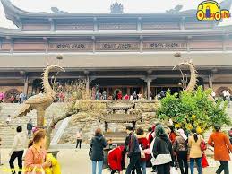 Trong thời gian gần đây, chùa tam hồi đầu tháng 3, bức ảnh ghi lại cảnh chùa tam chúc quá tải khách đã được chia sẻ rộng rãi trên mạng xã hội. Kinh Nghiá»‡m Ä'i Chua Tam Chuc 1 Ngay Sieu Cháº¥t