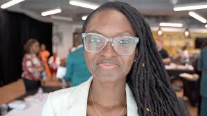 Join Paula's manager, Bonnie Burns aka Captain Crinkle, Paula Poundstone,  Adam Felber, and former pod producer Toni Anita Hull for Captain Crinkle's  sage advice. This week: "My boss doesn't think I'm management