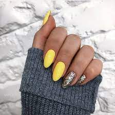 Pin By Anny Castro On Manikyur Silver Nails Holographic Nails Yellow Nails