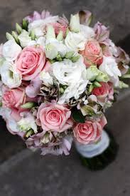 Brautstrauss Rosa Vintage Rosen Hortensien Lysianthus Kleidreste Am Griff Hochzeit Blumendekoration Foto Jannys Dekozaub Floral Wreath Floral Table Decorations