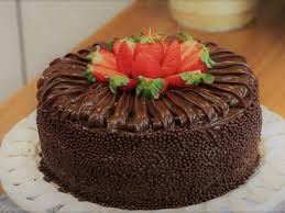 Encomende bolos de aniversário de forma fácil, sem sair de casa. Bolo De Aniversario Tentacao De Brigadeiro Com Morango