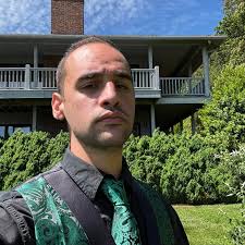 Starting to watch Season 5 of Temptation Island.. Anyone else see a face or  a bear 🐻 or am I tripping ?? 🤔 🤣🤣