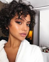 Le rendu sera d'ailleurs très féminin et doux ! 30 Idees De Coupes Courtes Pour Vos Cheveux Boucles