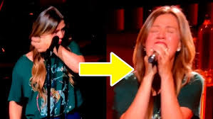 Kelly Clarkson Wipes Tears Onstage Days Before Brandon Blackstock's Death - YouTube