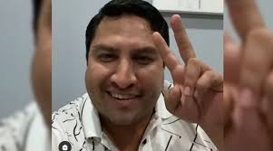 Sorprenden a Julión Álvarez comiendo tacos en Los Cabos y lo critican por  sus kilos de más