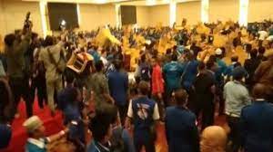Ada sebanyak 13 tokoh termasuk amien rais. Amien Rais Dievakuasi Sebelum Kubu Zulhas Dan Mulfachri Ricuh Di Kongres