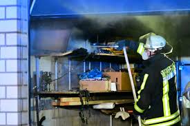 Sehr geehrte irena550, danke, dass sie sich zeit für eine bewertung genommen haben. Feuerwehreinsatz Am Abend Brand In Garage Blaulicht News Krefeld De