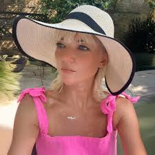 Erin Bunch's Instagram, Twitter & Facebook