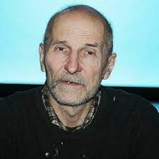 Состояние артиста тяжелое, он в группе риска — ему 70 лет, сообщает телеканал «известия».«пять дней он в реанимации. Zhena Petra Mamonova Pozhalovalas Chto Ee Muzhu Tak I Ne Dali Zvanie Zasluzhennogo Artista Vokrug Tv