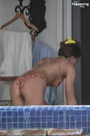 Steinfeld shows off her butt - you'll adore her fat butt