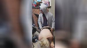 Divertente sesso di gruppo in cucina al mattino con una ragazza rumena e  una britannica