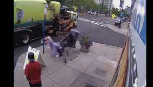 شاحنة قمامة تقذف امرأة من مقعدها بشكل مفاجئ... فيديو - 17.09.2020, سبوتنيك  عربي