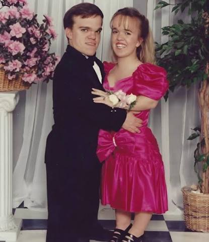 The actor, who is only 112 cm tall, married a woman who was just a few  centimeters taller than him 😲. The dwarf couple had two children, although  doctors had warned that