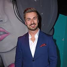 Er war der erste schwule bachelor und ist 2021 teil des ersten gleichgeschlechtlichen tanzpaars bei let's dance. K6c E6pvi7c1bm