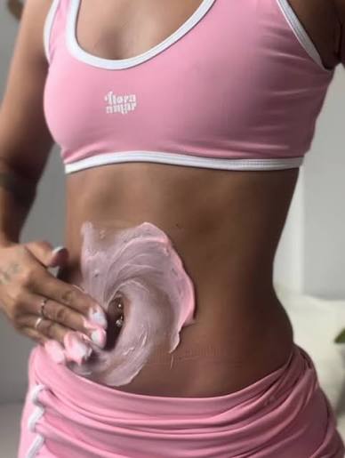 Crema ADEUS en Venezuela 🇻🇪 Beneficios: •Mejora la textura de la piel • Promueve su renovación y garantiza una sensación suave y sedante •Trata estrías blancas y estrías del post parto en