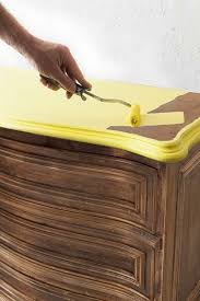 Moderniser Un Meuble Ancien En Couleurs La Brillance Sublime Liberon Comment Decaper Un Meuble Mobilier De Salon Customiser Meuble Bois