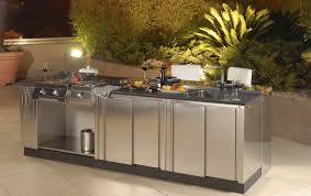 La cuisine extérieure et sa mise en place demandent un peu plus d'investissement en termes de temps et de moyens. Pourquoi Privilegier L Inox Pour Faire Sa Cuisine Exterieure Maison Et Astuces