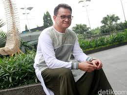 Melamarmu di ujung cerita ini di ujung kegelisahanmu ku pandang tajam bola matamu cantik dengarkanlah aku aku tak. Hedi Yunus 3 Kali Gagal Menikah