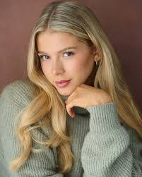 Amber Doyle's Instagram, Twitter & Facebook