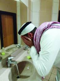 مواطنون يعبرون عن سخطهم بالوضوء في مديرية المياه أخبار السعودية صحيفة عكاظ