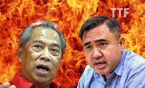 SIAPA YANG BERCAKAP BENAR