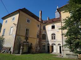 Spolu s přítelem si koupili zámek v osečanech, takže se stal konečně princeznou. Nove Majitele Zamku V Osecanech Ceka Oprava Strechy Region