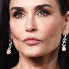 Il momento difficile di Demi Moore: "Mi affidato a una persona 24 su 24.  Ero disperata"
