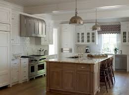 Phoebe Howard Gorgeous Two Tone Kitchen Design With Wire Brushed Oak Kitchen Island White Shaker Kitchen Cabinets Gra Ideias Para Cozinha Cozinha Doce Lar