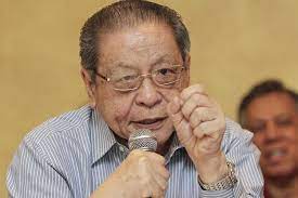 Lim kit siang insieme a suo figlio lim guan eng ha visitato la sua casa ancestrale in cina nel novembre 2008 (riportato in chinapress). Lim Kit Siang Complete Biography With Photos Videos