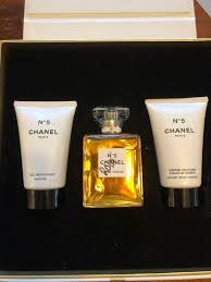 The design of its bottle has been an important part of the product's allure. Brand New Chanel No 5 Gift Set Brand New In Box Eau De Parfum 1 7 Oz Retails For 135 Alone This Set Includes Bath Gel And Eau De Parfum Chanel No 5 Gift Set