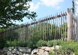 Ausdrucksstarker Staketenzaun Aus Kastanie Garten Anlegen Gartenzaun Zaun