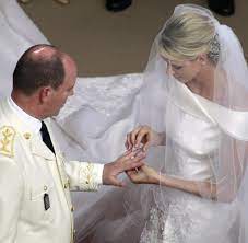 Bereits zur hochzeit meinten viele, dass etwas in charlène fliehen wollte. Monaco 2011 Vor Dem Traualtar Wirkt Charlene Wie Versteinert Welt