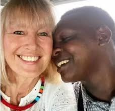 Donna di 60 anni va in Tanzania e sposa un uomo tribale di 30 anni più  giovane di lei 👇👇👇
