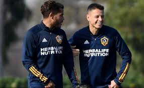Es un samsung galaxy s2 en grande y con unas cuantas mejoras. Mls El Emotivo Mensaje De Jonathan Dos Santos A Chicharito Y Al Galaxy