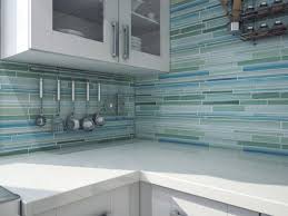 Modern Kitchen With Green Blue Glass Peel Stick Mosaic Backsplash And Wooden White Painted Cabinet Door Glasses Peel Idee Per Il Bagno Piastrelle Arredamento