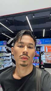 剛滿32 歲,沒什麼比只待在家裡無所事事好了。 當我反思過去一年,我意識到自己已經走了多遠。 我以勇氣面對挑戰,並將挑戰變成成長的機會。  我感謝包圍著我的愛和支持,以及我內心的力量。 祝又過了一年充實的生活,追逐我的夢想! 生日快樂親愛的自己