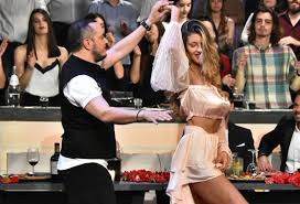 Την αρωγή της εκκλησίας στην ενημέρωση αναφορικά με τον εμβολιασμό ζήτησε ο υπουργός υγείας βασίλης κικίλιας κατά την συνάντηση που είχε σήμερα το πρωί με τον αρχιεπίσκοπο αθηνών και. Sthn Ygeia Mas Re Paidia To Tsifteteli Ths Dobliatidoy 8a Klepsei Apopse Thn Parastash Sigmalive Magazine